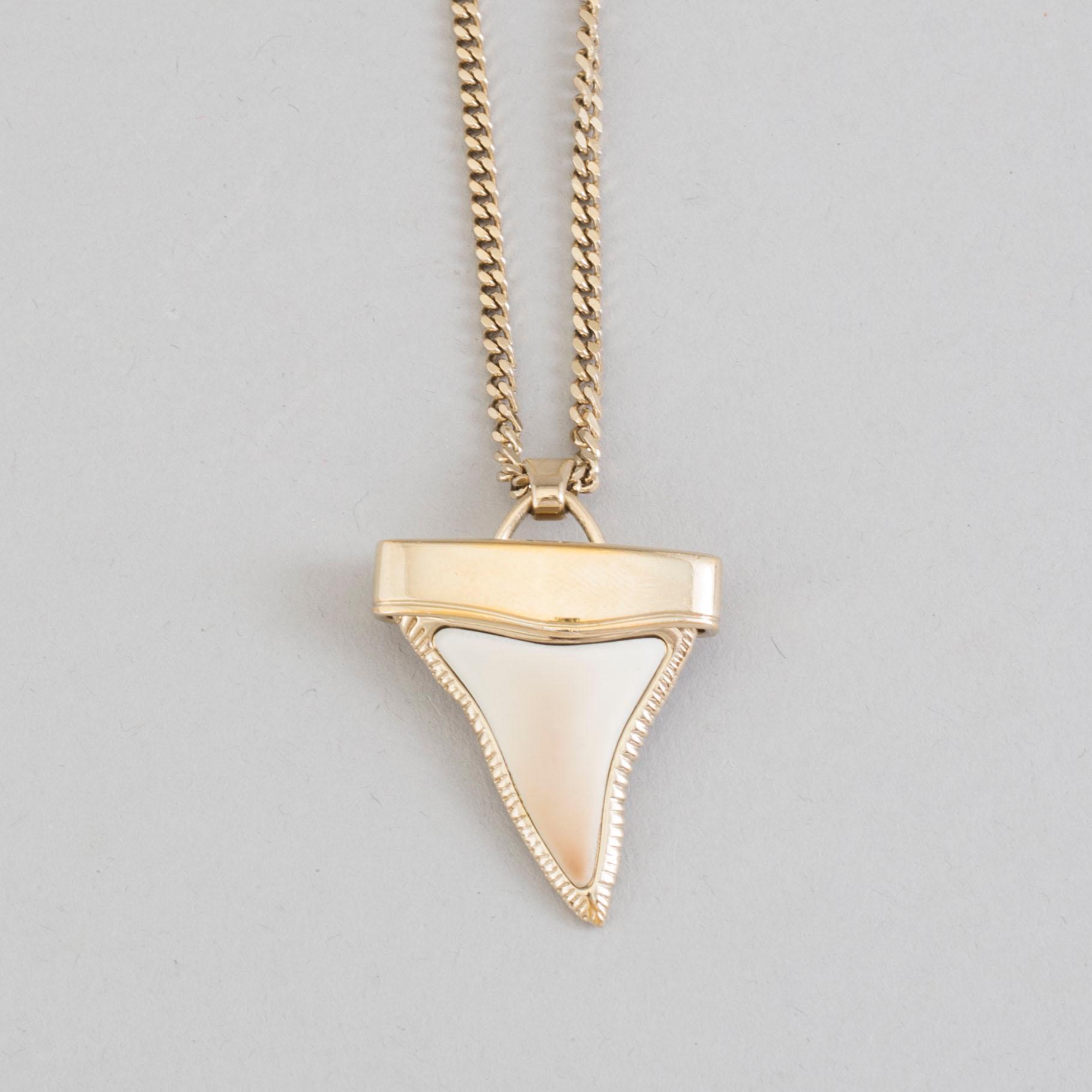 a Givenchy Shark tooth necklace. Bukowskis