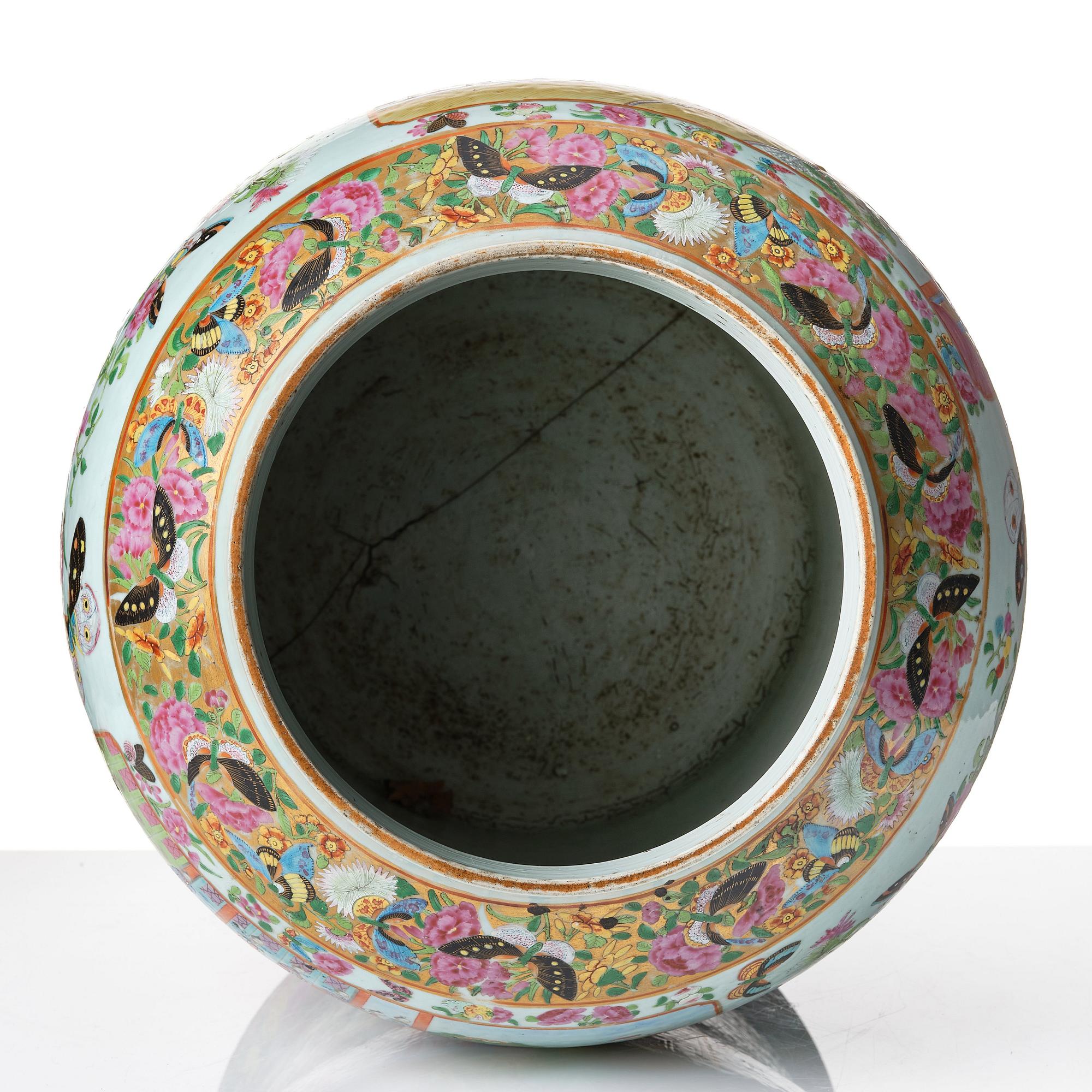 A large famille rose Canton jar with cover, Qing dynasty, 19th Century.