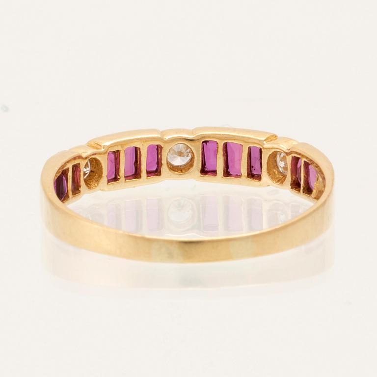 Ring in 18K gold with baguette-cut rubies and round brilliant-cut diamonds.