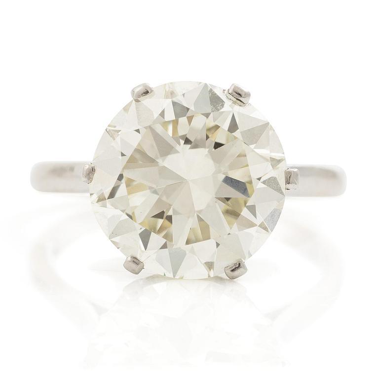 Ring med en rund briljantslipad diamant ca 6.07 ct.