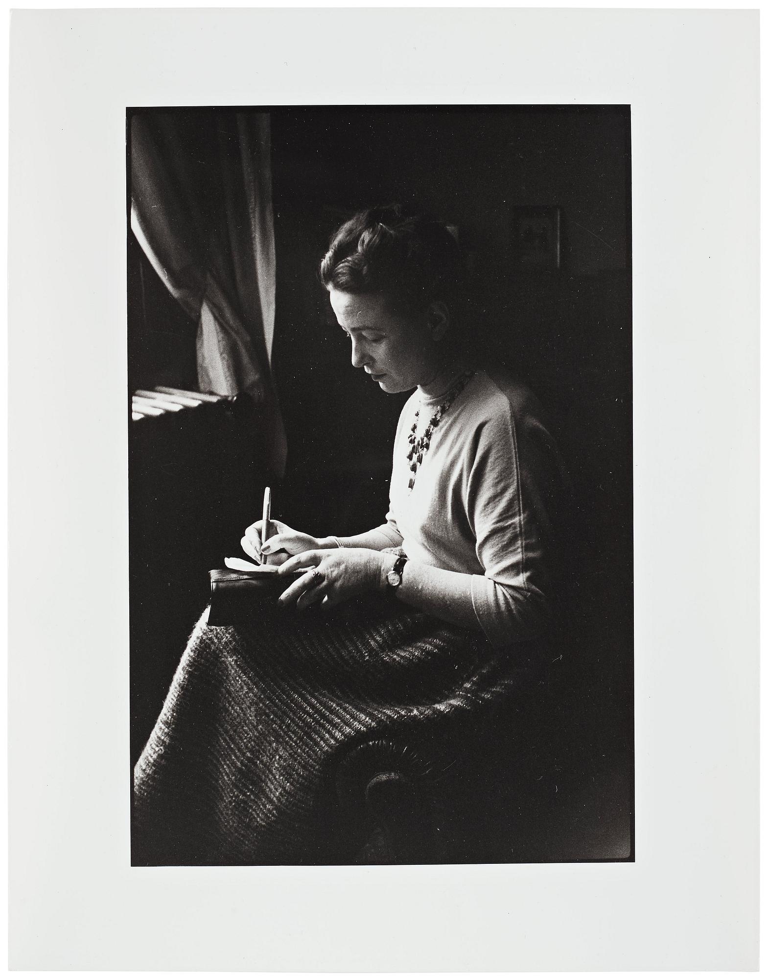 Gisèle Freund, "Simone de Beauvoir, Prix de Goncourt Paris 1954".