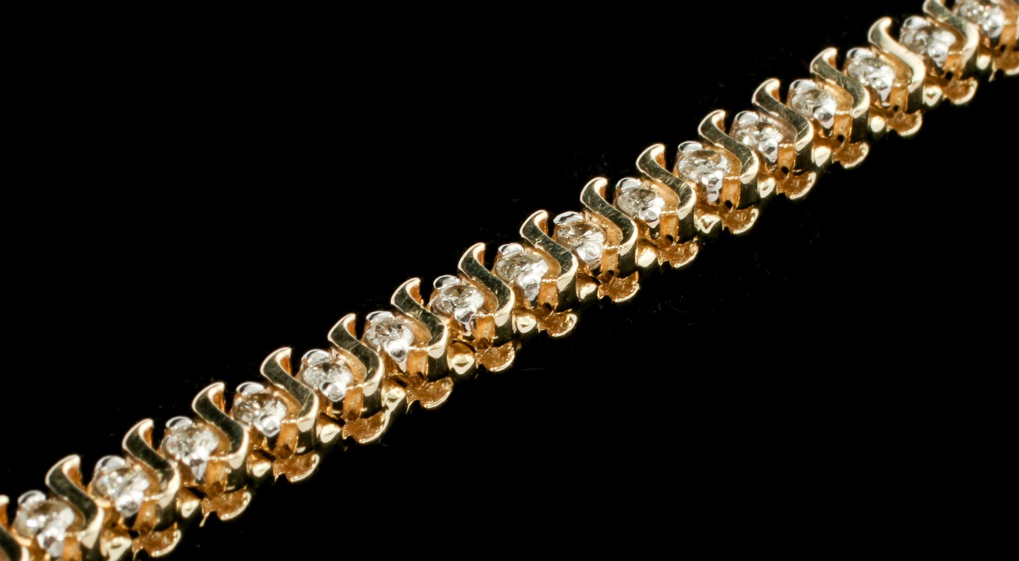 ARMBAND, 14k guld med briljantslipade diamanter, totalt ca 3.43 ct, utländska stämplar. Vikt 15 g.
