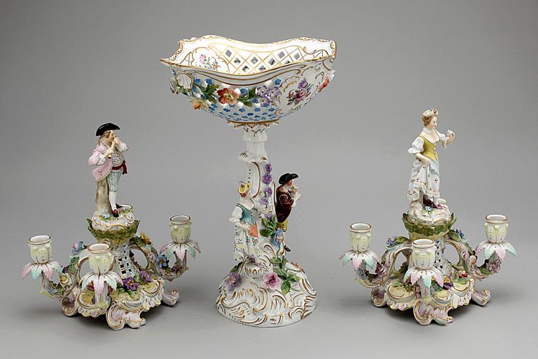 UPPSATSSKÅL SAMT ett par KANDELABRAR, porslin, Dresden, 1800-1900-tal.