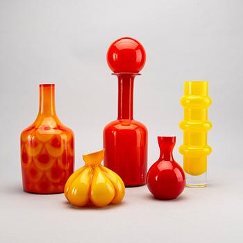 A SET OF 5 DIFFERENT GLASS VASES.