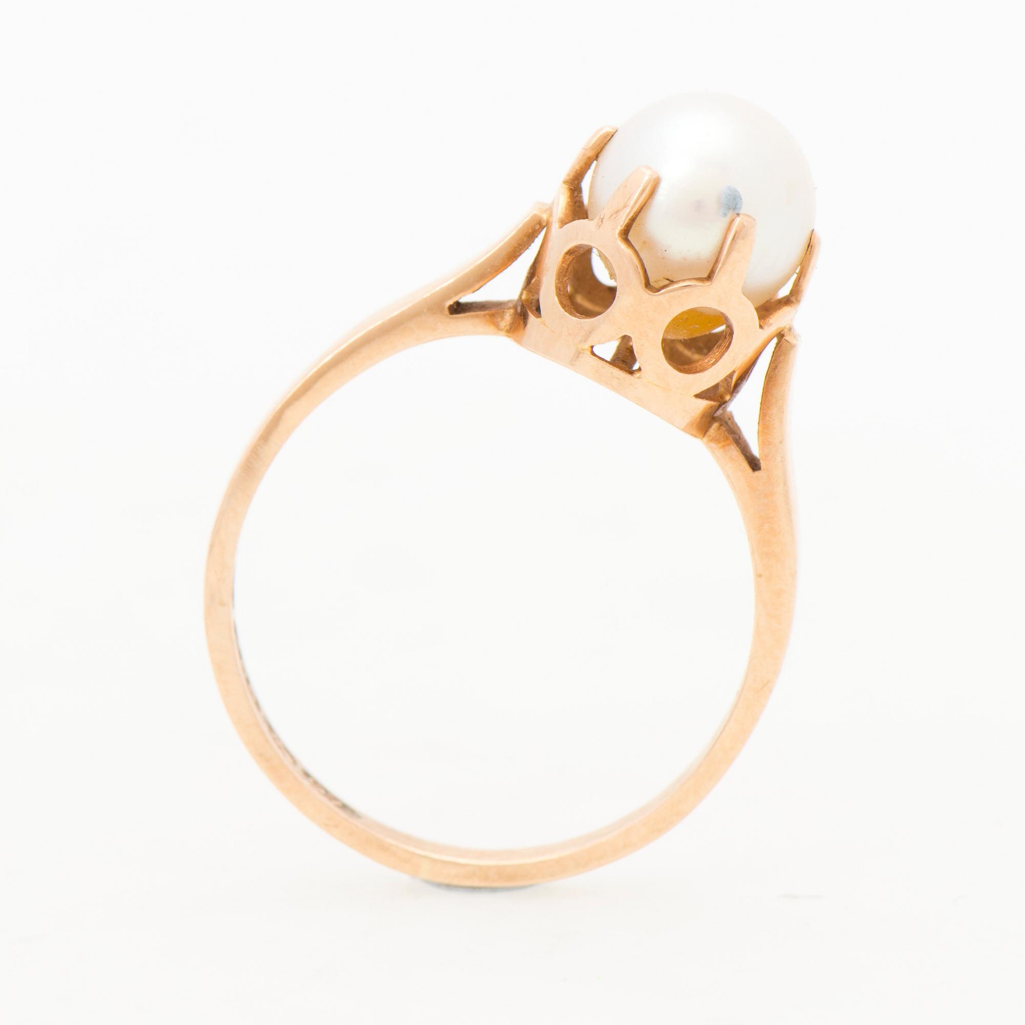 RING, odlad pärla, 14K guld. Auran Kultaseppä, Åbo 1969.