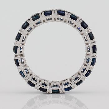 RING, 18K vitguld och safirer tot ca 4.00 ct.