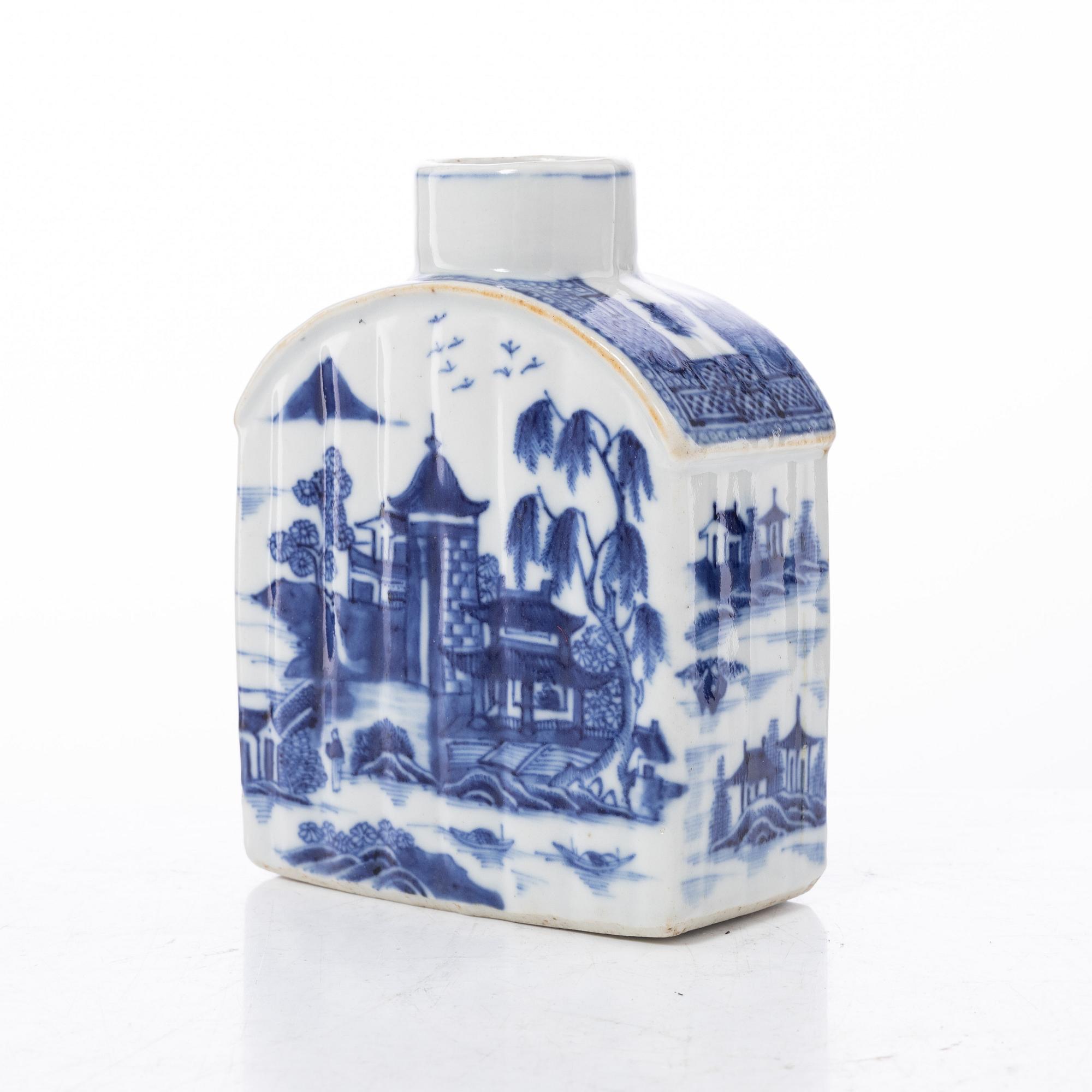 A blue and white tea caddy, Qing dynasty, Qianlong (1736-95).