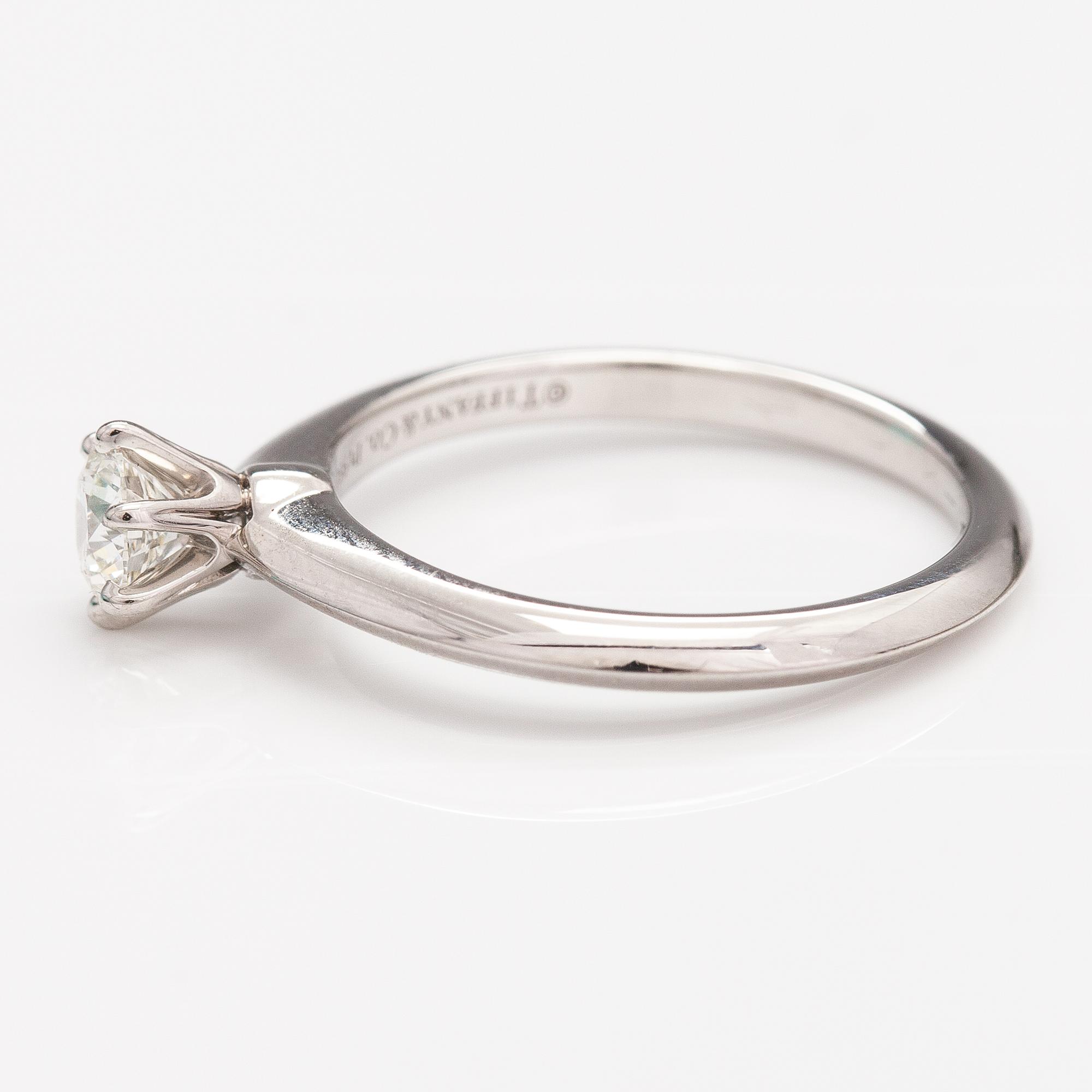 Tiffany & Co, Ring, platina, diamant ca 0.38 ct. Numrerad 66830322.