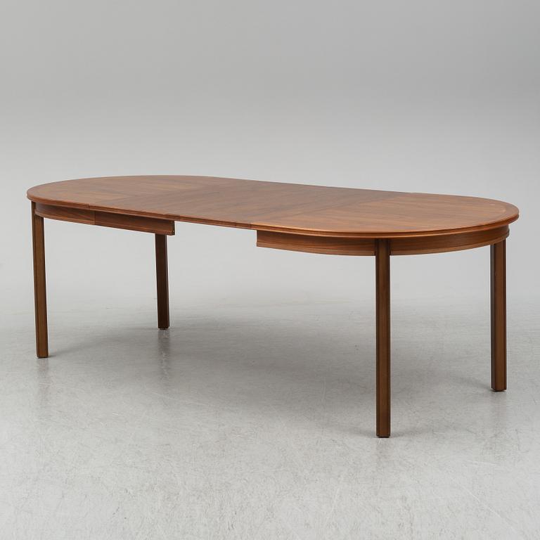 A late 20th century dining table. Two leaves included.