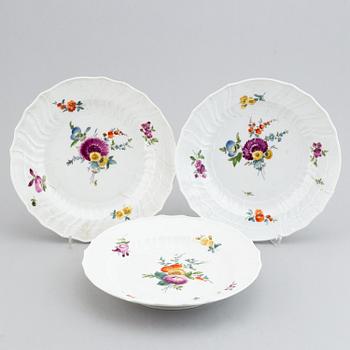 13 Meissen porcelain dishes, and a serving dish, punktzeit (1756-1773).