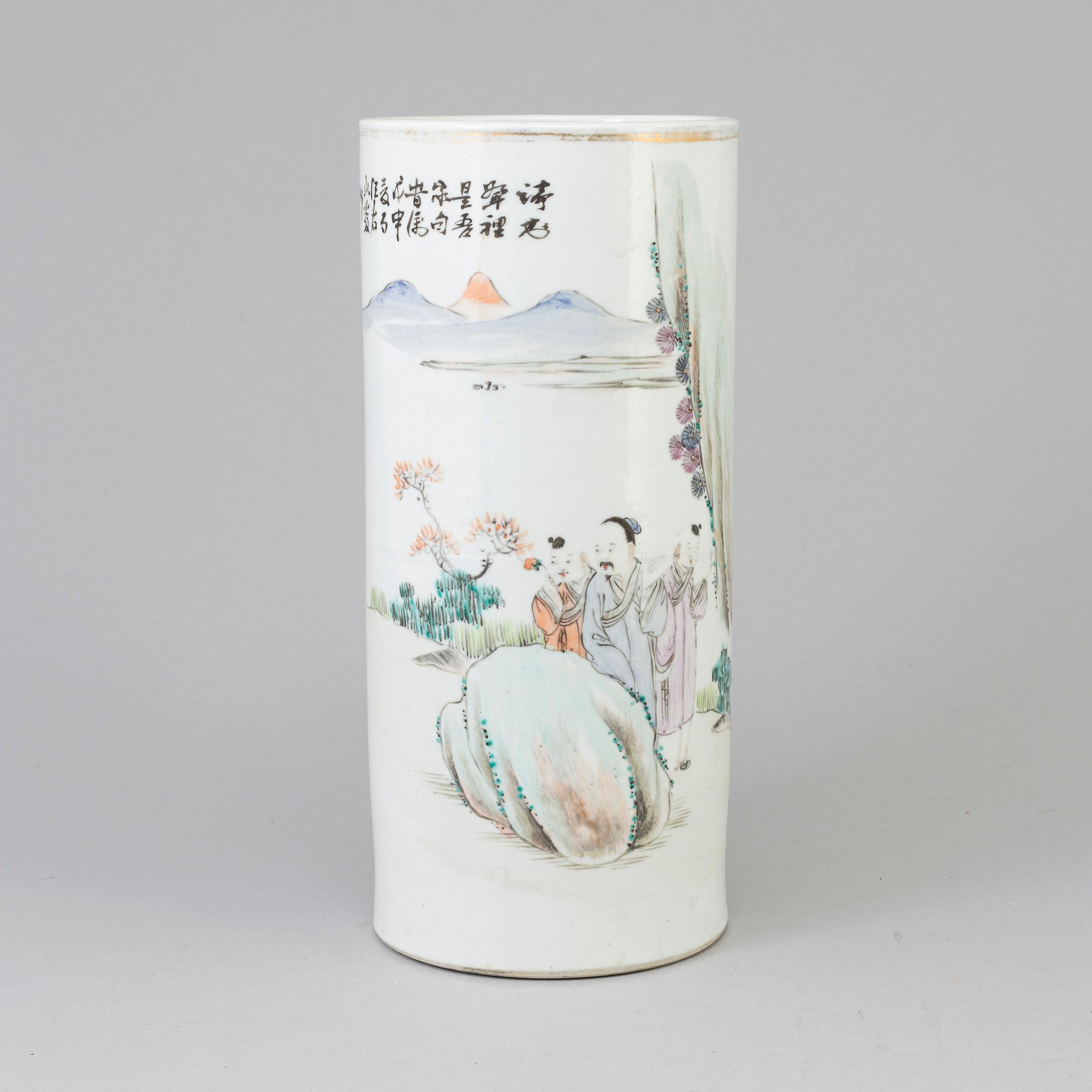 A Chinese famille rose porcelain hat stand, early 20th century.