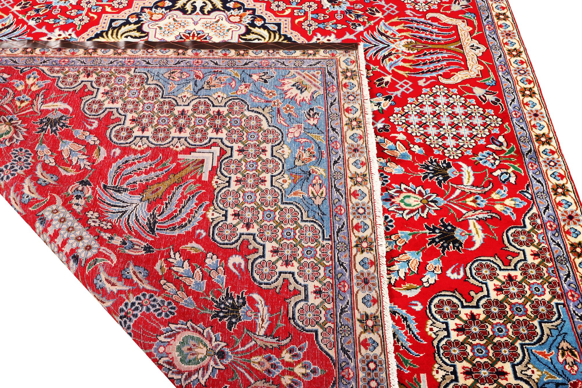 A Kashan carpet, c. 350 x 224 cm.