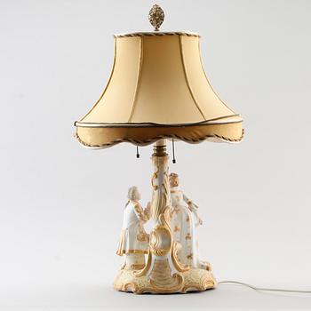 BORDSLAMPA, porslin, rokokostil, 1900-talets första hälft.