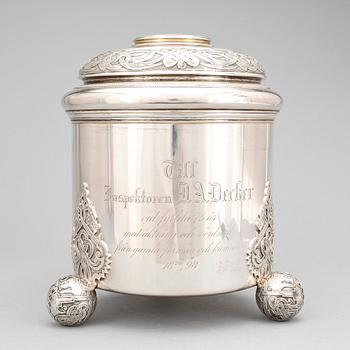 DRYCKESKANNA, silver, K Anderson, Stockholm 1897. Vikt ca 1354 gram.