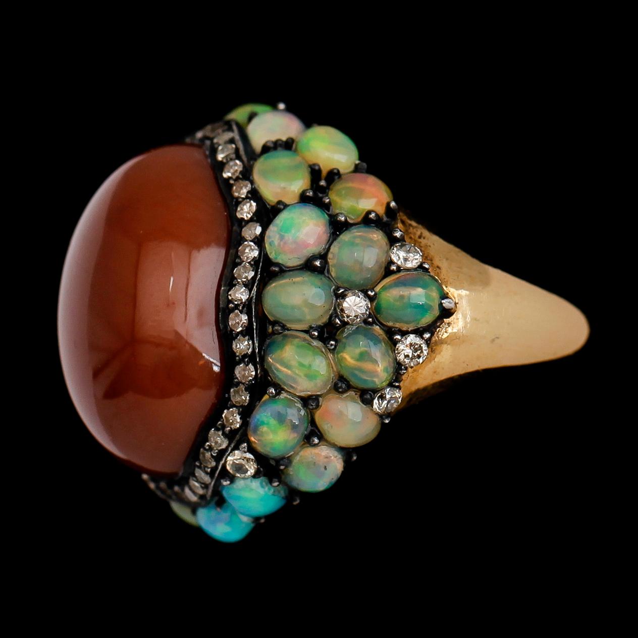 RING, 18 k guld, briljantslipade diamanter tot 0.53 ct, månsten och opaler.