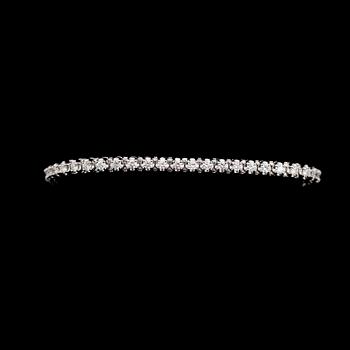 ARMBAND, 14 k vitguld, Rivière, 49 briljantslipade diamanter tot ca 2.80 ct.