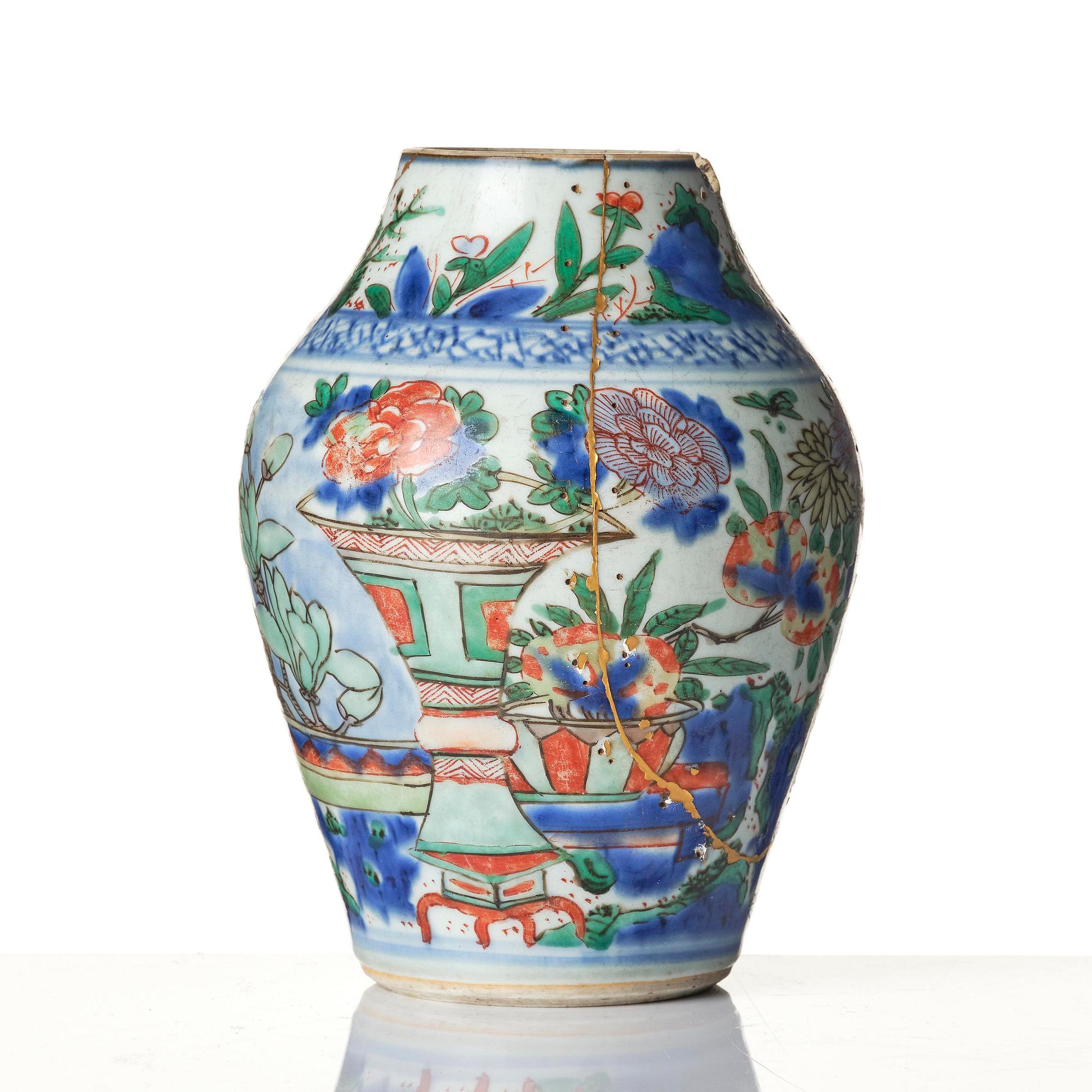 A wucai Transitional vase, 17th century.