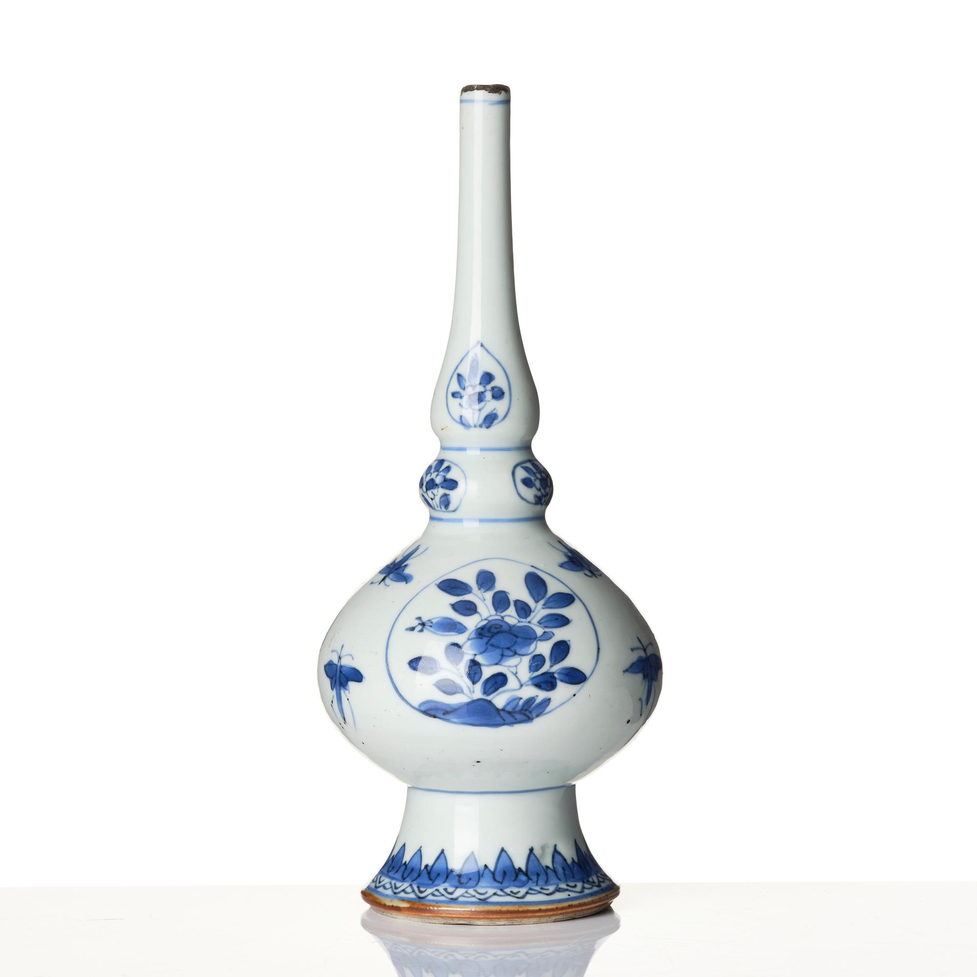 A Chinese blue and white porcelain water sprinkler, Qing dynasty, 18th century.
