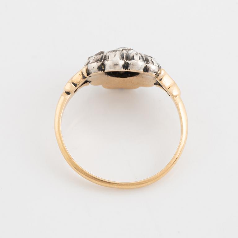 Ring in gold with old-cut and rose-cut diamonds.