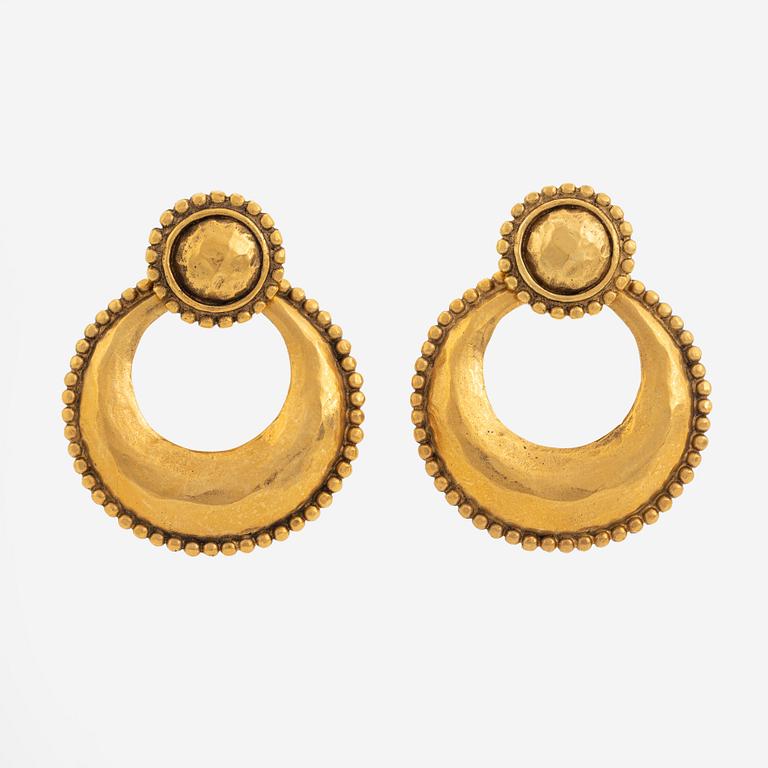 Chanel, a pair of gold tone clip-on earrings.