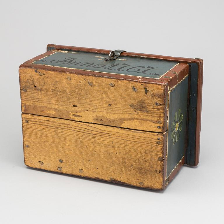 SKRIN med LOCK, allmoge. Bär årtal 1767.