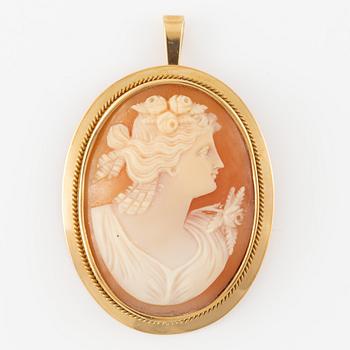 Pendant in 18K gold with shell cameo.
