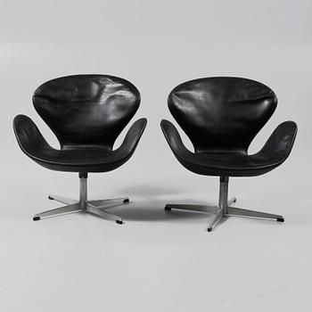 FÅTÖLJER, ett par, "Svanen" av Arne Jacobsen för Fritz Hansen, Danmark, 1900-talets andra hälft.