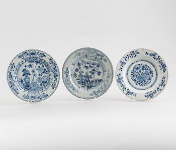 TALLRIKAR, 3 st snarlika, porslin, Kina, Qianlong 1736-1795.