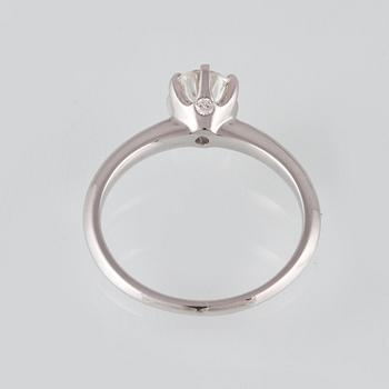 RING, 18K vitguld med briljantslipad diamant 0.70 ct samt 2 briljantslipade diamanter 0.03 ct. Vikt 2,9 gram.