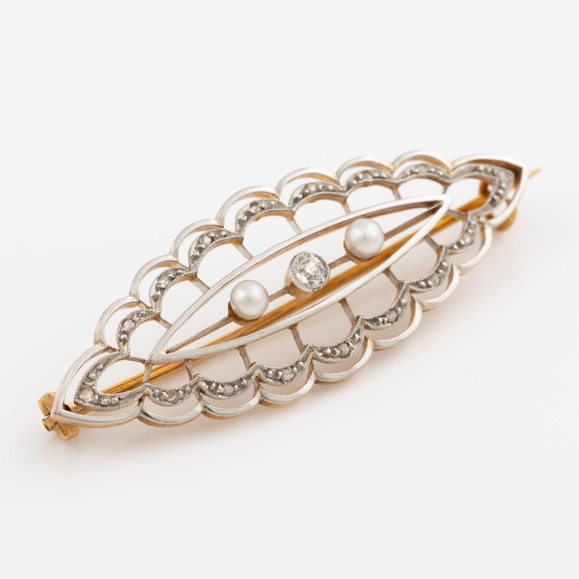 Brooch 18K gold and platinum with cultured pearls and old mine and rose-cut diamonds.