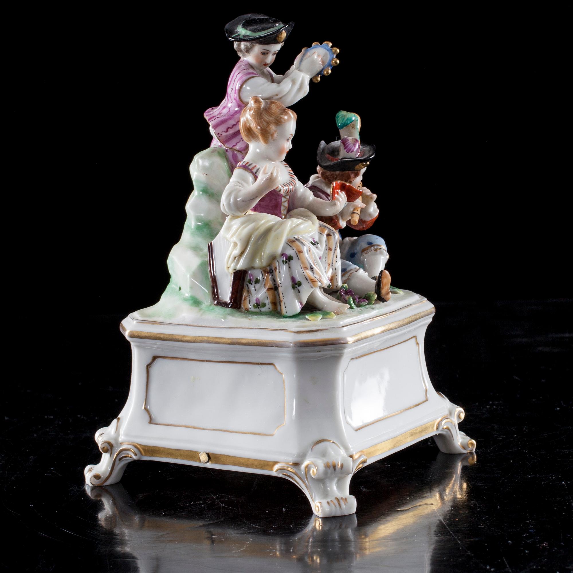 FIGURINGRUPP / SPELDOSA, porslin, Tyskland ca 1900.