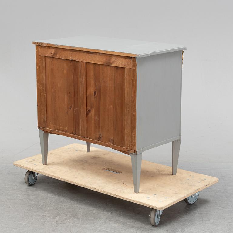 A painted Gustavian style chest of drawers, 20th Century.
