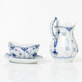 Royal Copenhagen, Service 82 pieces, Musselmalet, half lace.