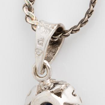Pendant and a pair of earrings, white gold with sapphires and brilliant-cut diamonds.