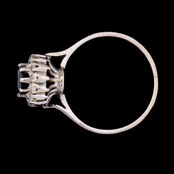 RING, 18K vitguld, safir och åttkantslipade diamanter.
