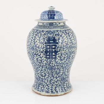 A blue and white lidded urn, China, Qing dynasty, 19th century.