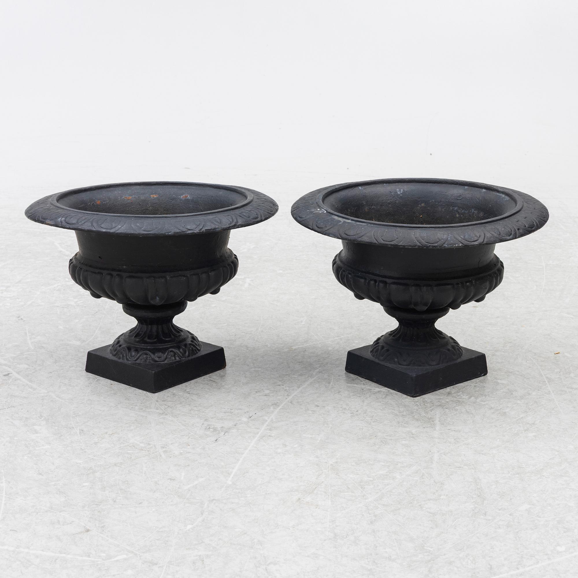 A pair of 20th century garden urns.