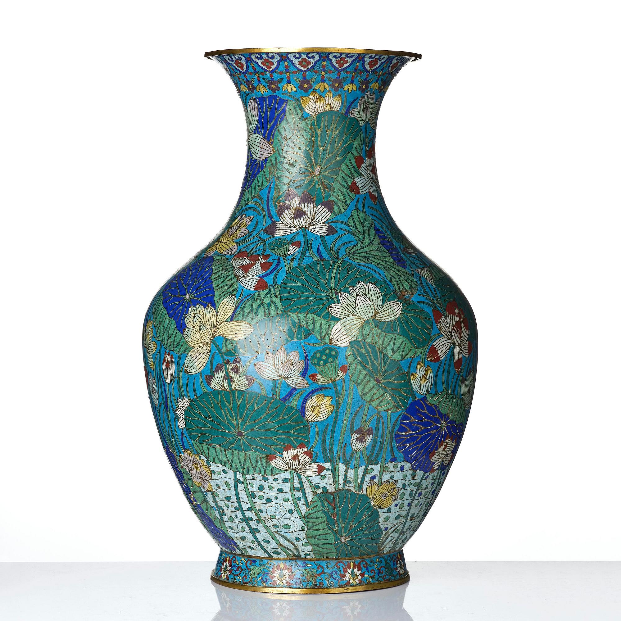 Praktvas, cloisonné. Qingdynastin, omkring 1800.