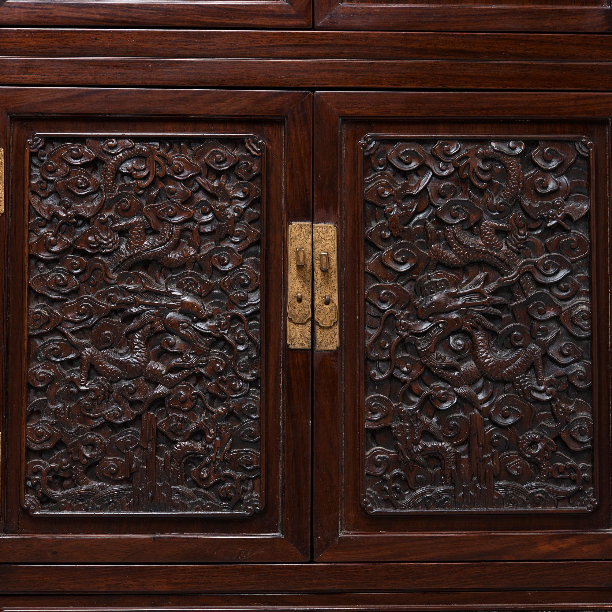 SKÅP, ett par, hardwood. Sen Qingdynasti (1644-1912).