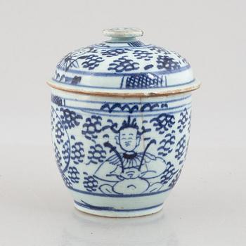 A porcelain table lamp and a box with cover, 19th/20th century.