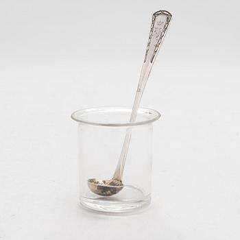 Ströare och senapsburk, silver, kontrollstämplad A. Tillander, Helsingfors 1926.
