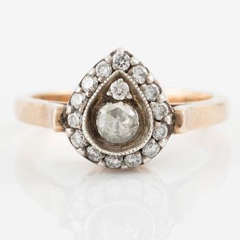 Ring silver och låghaltigt guld med en rosenslipad diamant och runda briljantslipade diamanter.