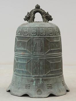 TEMPELKLOCKA, brons. Buddhistisk med datering. Qing dynasti (1644-1912).