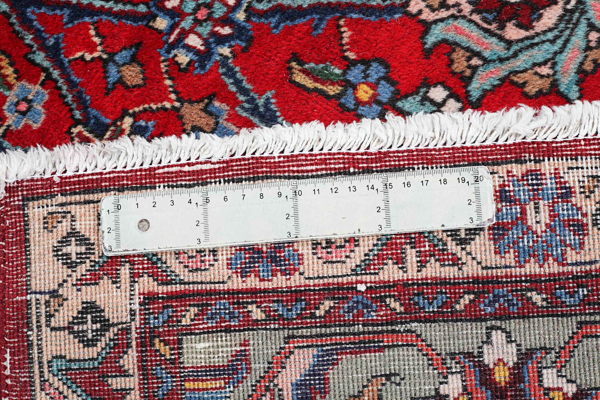 A Khoy/Täbriz rug, 376 x 275 cm.