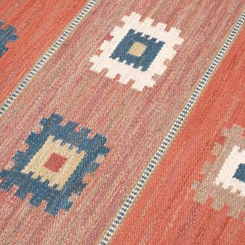 CARPET. "Röd Grön Äng". Flat weave. 355,5 x 231,5 cm. Signed AB MMF.