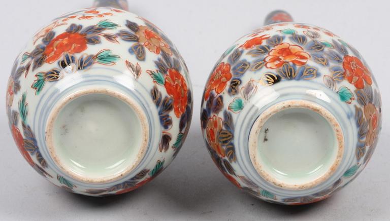 VASER, ett par. Porslin. Imari.