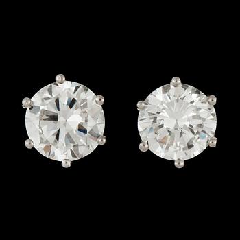 1134. A pair of diamond 1.63 (H/VS2) and 1.64cts (H/VS1) earstuds.