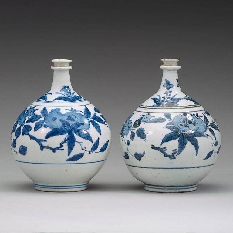 VASER, två stycken, porslin. Japan, Genroku, omkring 1700.
