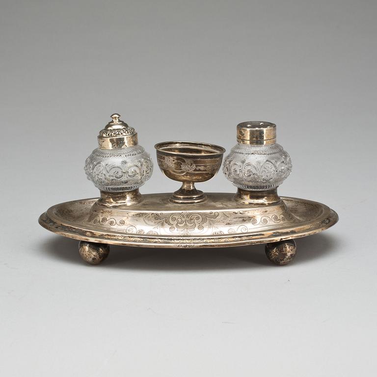 SKRIVSTÄLL, silver. Stockholm otydlig mästarstämpel. Nyrenässans 1875.