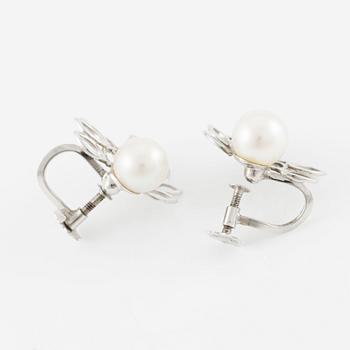 A pair of earrings in 18K gold with a cultured pearl.